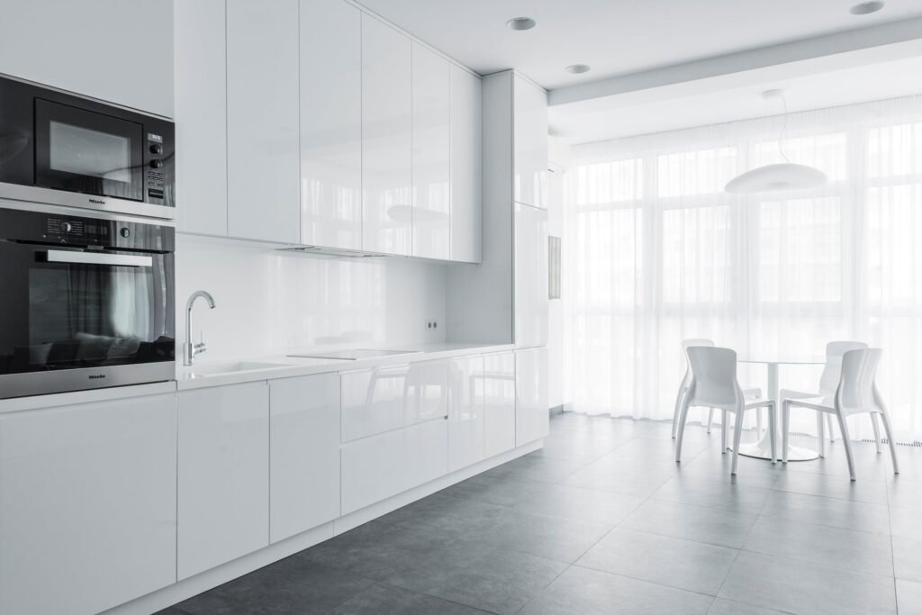 white gloss-kitchen-cabinets1
